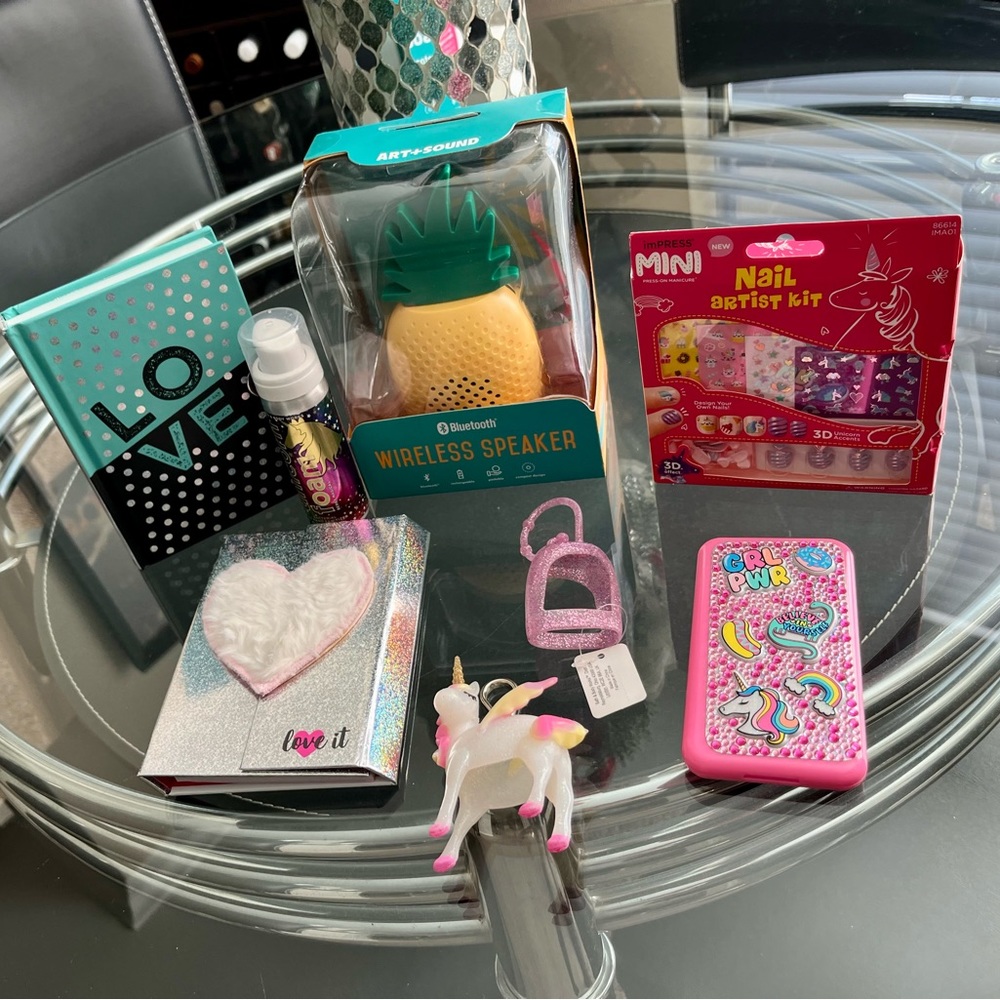 BRAND NEW GIRLS 8-PIECE FUN & ACCESSORIES SET W/ SPEAKER, MAKE-UP, & ACCESSORIES